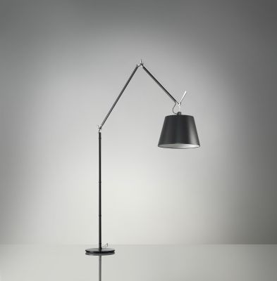 Artemide Tolomeo Stehleuchte mit schwarzem Lampenschirm, verstellbarem Arm und rundem Fuß für Wohnzimmer.